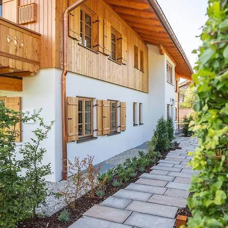 Graf Chiemo Suites - Direkt Am Chiemsee Mit Separatem Seezugang Chieming Exterior photo