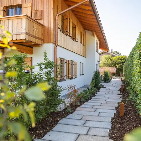 Graf Chiemo Suites - Direkt Am Chiemsee Mit Separatem Seezugang Chieming Exterior photo