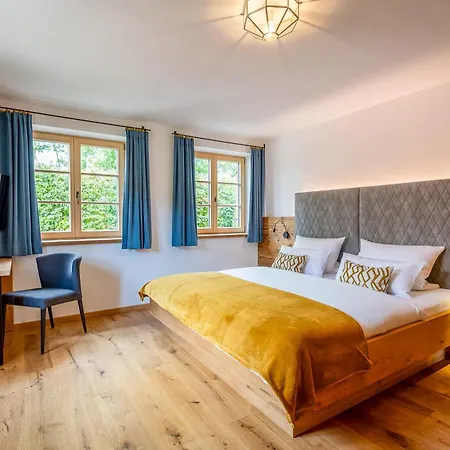 Graf Chiemo Suites - Direkt Am Chiemsee Mit Separatem Seezugang Chieming Exterior photo