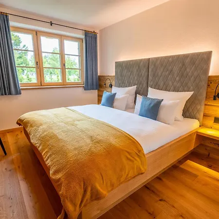 Graf Chiemo Suites - Direkt Am Chiemsee Mit Separatem Seezugang Chieming Exterior photo