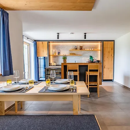 Graf Chiemo Suites - Direkt Am Chiemsee Mit Separatem Seezugang Chieming Exterior photo